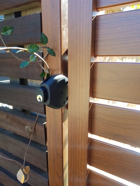Aluminium timber look gate detail